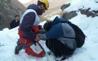 نجات دانشجویان گیرافتاده در آبشار یخی پلور آمل/تصاویر