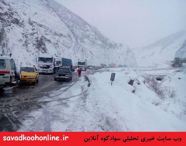 بارش برف و امداد رسانی به در راه ماندگان در محور سوادکوه