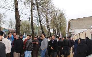 تجمع کارمندان مخابرات آمل مقابل فرمانداری در اعتراض به واریز نشدن حقوق/عکس