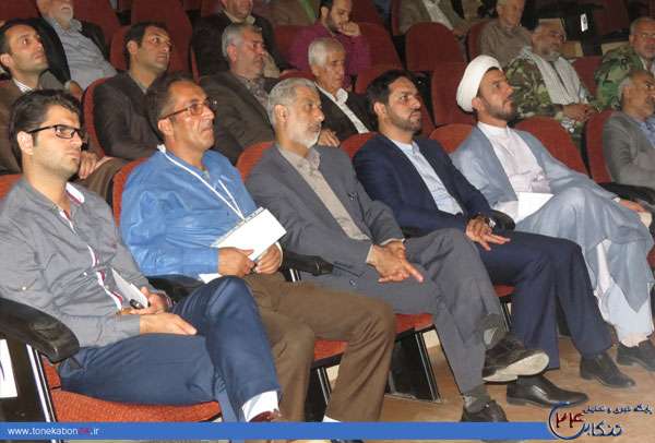 
به گزارش شبکه اطلاع رسانی راه دانا به نقل از تنکابن24، آیتالله سیدرحیم توکل در همایش طلایهداران ایثار و مقاومت که در سالن اجتماعات پارک مادر برگزار شده بود، با گرامیداشت یاد و خاطره شهدای 8 سال دفاع مقدس، اظهار کرد: فقط پست و مسئولیت داشتنرمهم نیست و باید توانایی افراد در نظر گرفته شود. شخصی که وظیفهای بر عهده دارد ولی قدرت مدیریت آن را ندارد، باید آن مسئولیت را رها کند.
, شبکه اطلاع رسانی راه دانا, تنکابن24,
وی با بیان اینکه امروز نابودی جامعه را بهوسیله فساد و بیحجابی شاهدیم، افزود: چرا مسئولان مربوطه فقط ناظرند و لب باز نمیکنند؟! اگر قدرت انجام ندارید، رها کنید آن مسئولیت را و به شخص دیگری بسپارید.
نماینده مردم مازندران در مجلس خبرگان رهبری در بخش دیگر سخنان خود با اشاره به پرداخت حقوقهای نجومی گفت: آن مسئولی که 700 میلیون حقوق نجومی دریافت میکند و ککش هم نمیگزد و بلکه طلبکار نیز هست، آیا نمیداند که این پرداختها از بیتالمال هست و اشکال دارد؟! اگر نداند، نادان است.
این مسئول در ادامه، شهدا را شاهد و ناظر بر اعمال دانست و خاطرنشان کرد: یکزمانی همین شهدا ما را مورد بازخواست قرار میدهند که ما خود را فدا کردیم ولی شما چه کردید؟! خوب با بدحجابی و فساد، خون شهدا را پایمال کردید!
آیتالله توکل در پایان تصریح کرد: خیلی از افراد بودند که در زمان انقلاب و جنگ در کنار ما بودند و حتی کوبندهتر از ما شعار میدادند ولی دچار مادیات، شهرت، ریاست و ... شدند و اکنون در مقابل ما قرار گرفتند.
در پایان مراسم از فرزند شهید مدافع حرم، محرمعلی مرادخانی تجلیل شد.
![