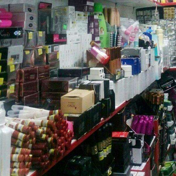 
به گزارش شبکه اطلاع رسانی راه دانا به نقل از تنکابن24، اقتصاد مقاومتی به معنای فعالیت همه بخشهای اقتصادی در کنار یکدیگر است تا هر بخش موجب رشد و فعالیت دیگر بخشها شود، بنابراین برای تحقق این موضوع مهم که میتواند مشکل اشتغال و بیکاری بسیاری از جوانان ایران زمین را حل کند، باید همه دستگاه های مدیریتی کشور دست به دست هم داده و وارد عمل شوند.
, شبکه اطلاع رسانی راه دانا, تنکابن24,اولویت فرصتهای شغلی با نیروی انسانی داخلی
طبق ماده 120 قانون کار: اتباع بیگانه نمیتوانند در ایران مشغول بکار شوند مگر آنکه اولاً دارای روادید ورود با حق کار مشخص بوده و ثانیاً مطابق قوانین و آئیننامههای مربوطه، پروانه کار دریافت دارند.
اولویت فرصتهای شغلی باید با نیروی انسانی داخلی باشد. حضور اتباع خارجی غیرمجاز در فرصتهای شغلی و از دست رفتن این فرصتها برای افراد بومی، موضوعی است که باید از سوی مسؤولان با جدیت پیگیری شود.
صدای اعتراض مردم درآمده
این در حالی است که در تنکابن، حضور و فعالیت اتباع بیگانه غیرمجاز چه در بخش کارگری و چه در بخش فروشندگی، صدای اعتراض مردم را درآورده است.
در این راستا گفتوگو کردیم با یکی از کارگران تنکابنی که اظهار کرد: تنها شغل و منبع درآمد بنده از راه کارگری است ولی این تنها آب راهه گذران زندگیام با حضور کارگران اتباع بیگانه بستهشده است و من و سایر کارگران محلی اغلب تا زمانی که کارگران خارجی هستند، کاری به ما داده نمیشود.
بازار تنکابن در تصرف اتباع بیگانه با کالای قاچاق!
محمد یکی از جوانان فروشنده در بازارچه مرکزی تنکابن نیز به خبرنگار ما گفت: 80 درصد این بازارچه در اختیار اتباع بیگانه است، اتباع بیگانه ای که غیرمجاز محسوب میشوند و تمام اجناس آنها قاچاق است.
اولویت فرصتهای شغلی با نیروی انسانی داخلی
طبق ماده 120 قانون کار: اتباع بیگانه نمیتوانند در ایران مشغول بکار شوند مگر آنکه اولاً دارای روادید ورود با حق کار مشخص بوده و ثانیاً مطابق قوانین و آئیننامههای مربوطه، پروانه کار دریافت دارند.
اولویت فرصتهای شغلی باید با نیروی انسانی داخلی باشد. حضور اتباع خارجی غیرمجاز در فرصتهای شغلی و از دست رفتن این فرصتها برای افراد بومی، موضوعی است که باید از سوی مسؤولان با جدیت پیگیری شود.
صدای اعتراض مردم درآمده
این در حالی است که در تنکابن، حضور و فعالیت اتباع بیگانه غیرمجاز چه در بخش کارگری و چه در بخش فروشندگی، صدای اعتراض مردم را درآورده است.
در این راستا گفتوگو کردیم با یکی از کارگران تنکابنی که اظهار کرد: تنها شغل و منبع درآمد بنده از راه کارگری است ولی این تنها آب راهه گذران زندگیام با حضور کارگران اتباع بیگانه بستهشده است و من و سایر کارگران محلی اغلب تا زمانی که کارگران خارجی هستند، کاری به ما داده نمیشود.
بازار تنکابن در تصرف اتباع بیگانه با کالای قاچاق!
محمد یکی از جوانان فروشنده در بازارچه مرکزی تنکابن نیز به خبرنگار ما گفت: 80 درصد این بازارچه در اختیار اتباع بیگانه است، اتباع بیگانه ای که غیرمجاز محسوب میشوند و تمام اجناس آنها قاچاق است.
, اولویت فرصتهای شغلی با نیروی انسانی داخلی, اولویت فرصتهای شغلی با نیروی انسانی داخلی,
,
,
,
,
,
, صدای اعتراض مردم درآمده, صدای اعتراض مردم درآمده,
,
,
,
,
,
,
,
![