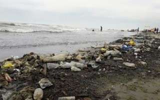 جای پای زباله­‌های نوروزی بر روی شن­‌های ساحل مازندران