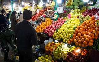 بازار میوه در تب گرانی می‌سوزد/ دست خریداران کوتاه‌تر از همیشه!