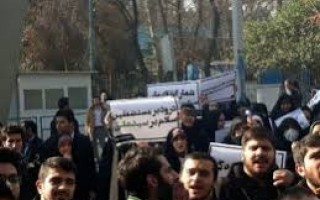 تجمع دانشجویان انقلابی در اعتراض به تحرکات ضد فرهنگی