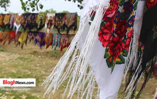 فروش شال و روسری‌های ترکمن در حاشیه جاده گلوگاه  