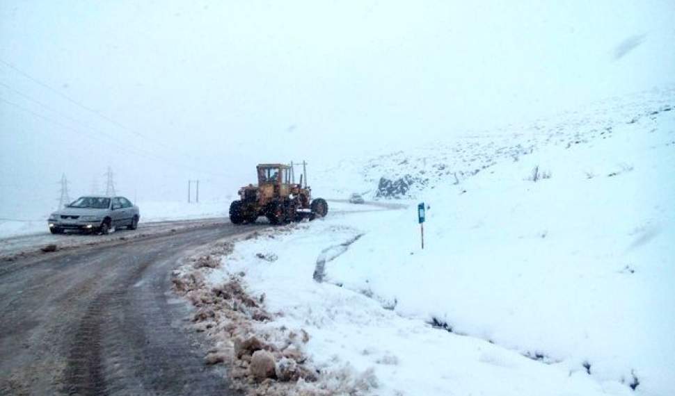 بارش سنگین برف در ارتفاعات محور کیاسر/آماده‌باش تمام نیروهای خدماتی و امدادی