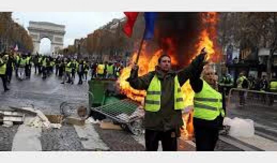 آشوب‌های سال نو در فرانسه معترضان در پاریس1000 خودرو را آتش زدند