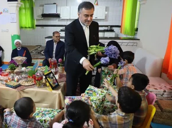 عیدانه استاندار مازندران در کنار کودکان بی‌سرپرست+فیلم