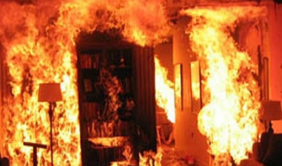 آتش‌سوزی خانه روستایی در فریدونکنار به‌دلیل اتصال برق/ شهروندان منازل خود را بیمه کنند