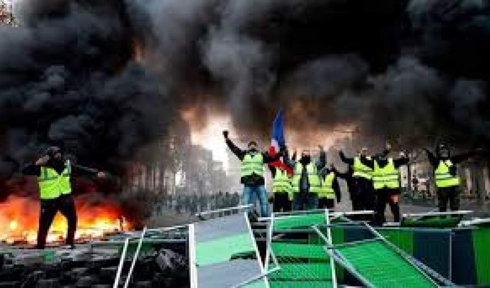 پاریس در آتش خشم شهروندانش می‌سوزد/ 300نفر دستگیر شدند