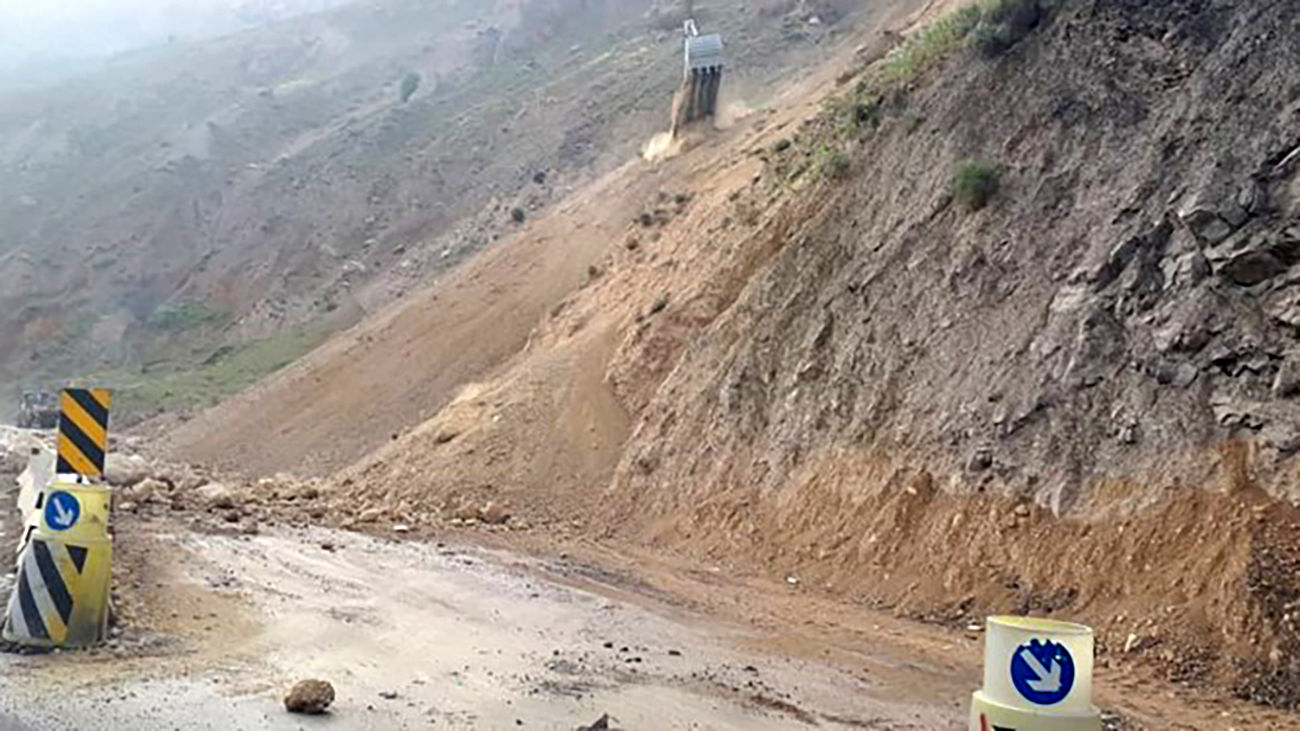 پیش‌بینی خطر رانش و ریزش سنگ در محورهای کوهستانی/مسافران برای برگشت از محور سوادکوه استفاده کنند