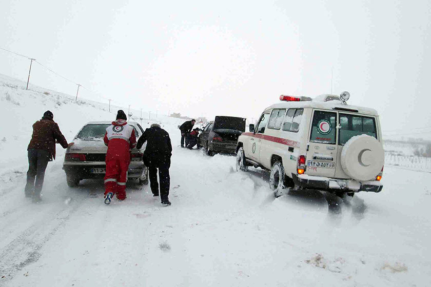 امدادرسانی به 237 نفر گرفتار در کولاک و برف/احتمال ریزش سنگ در محور‌های کوهستانی