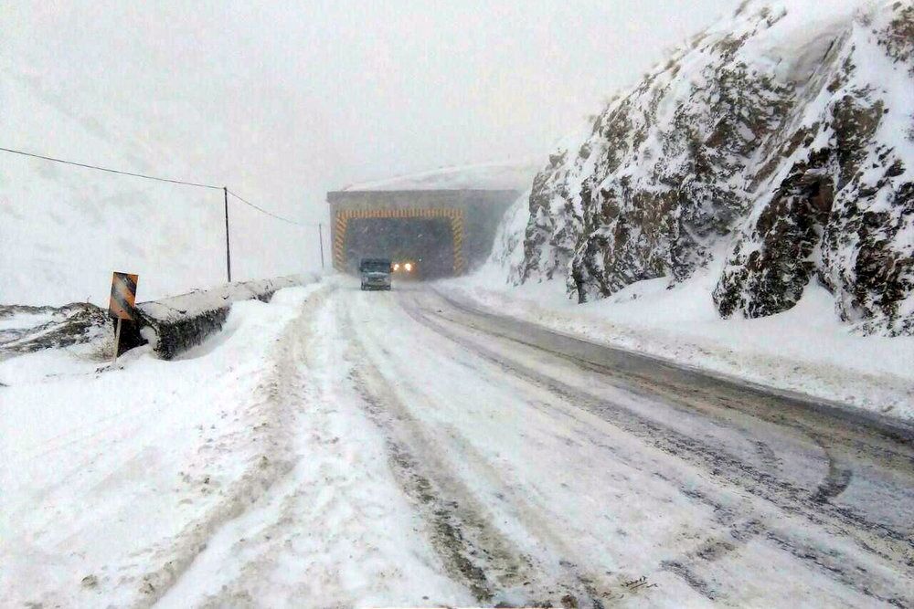 برف محور کندوان و آزادراه تهران شمال را مسدود کرد/ارائه خدمات امدادی به 100 خودرو گرفتار در برف