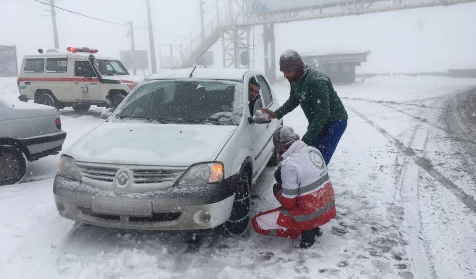 امدادرسانی به ۱۲ خودرو گرفتار شده در برف محور هراز/مسافران به اخطارهای هواشناسی توجه کنند