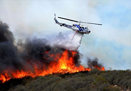 اعزام بالگرد برای اطفای حریق جنگل در کلاردشت/علت وقوع آتش‌‎سوزی در دست بررسی است