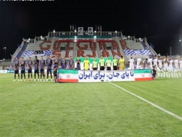 ادای احترام بازیکنان گل گهر و استقلال به پرچم ایران در واکنش به حوادث اخیر