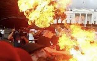 معترضان آمریکایی در ویسکانسین شهر را به آتش کشیدند
