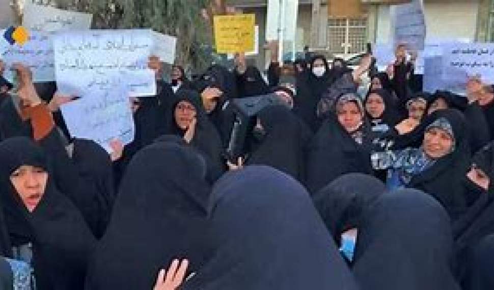 تجمع بانوان و خانواده‌های شهدا در اعتراض به وضعیت حجاب