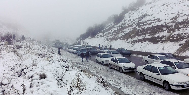 تردد روان در کندوان و ترافیک سنگین در هراز‌/ برف و باران در محور تهران-شمال
