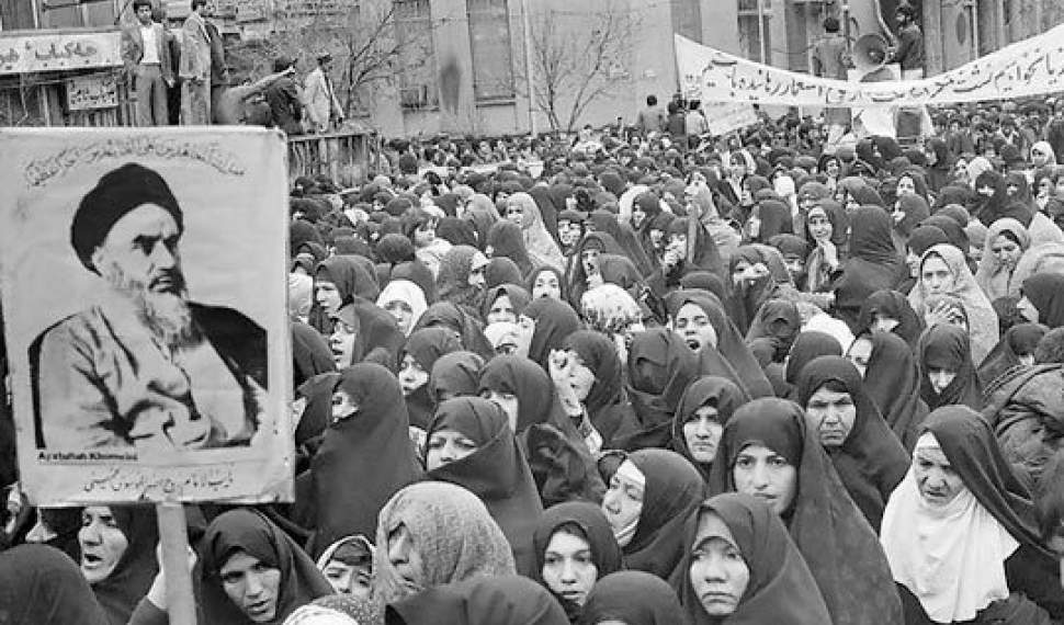 انقلاب اسلامی به زنان کرامت انسانی و عزت مادرانه بخشیده است/ تمرکز دشمن بر موضوع زن و خانواده