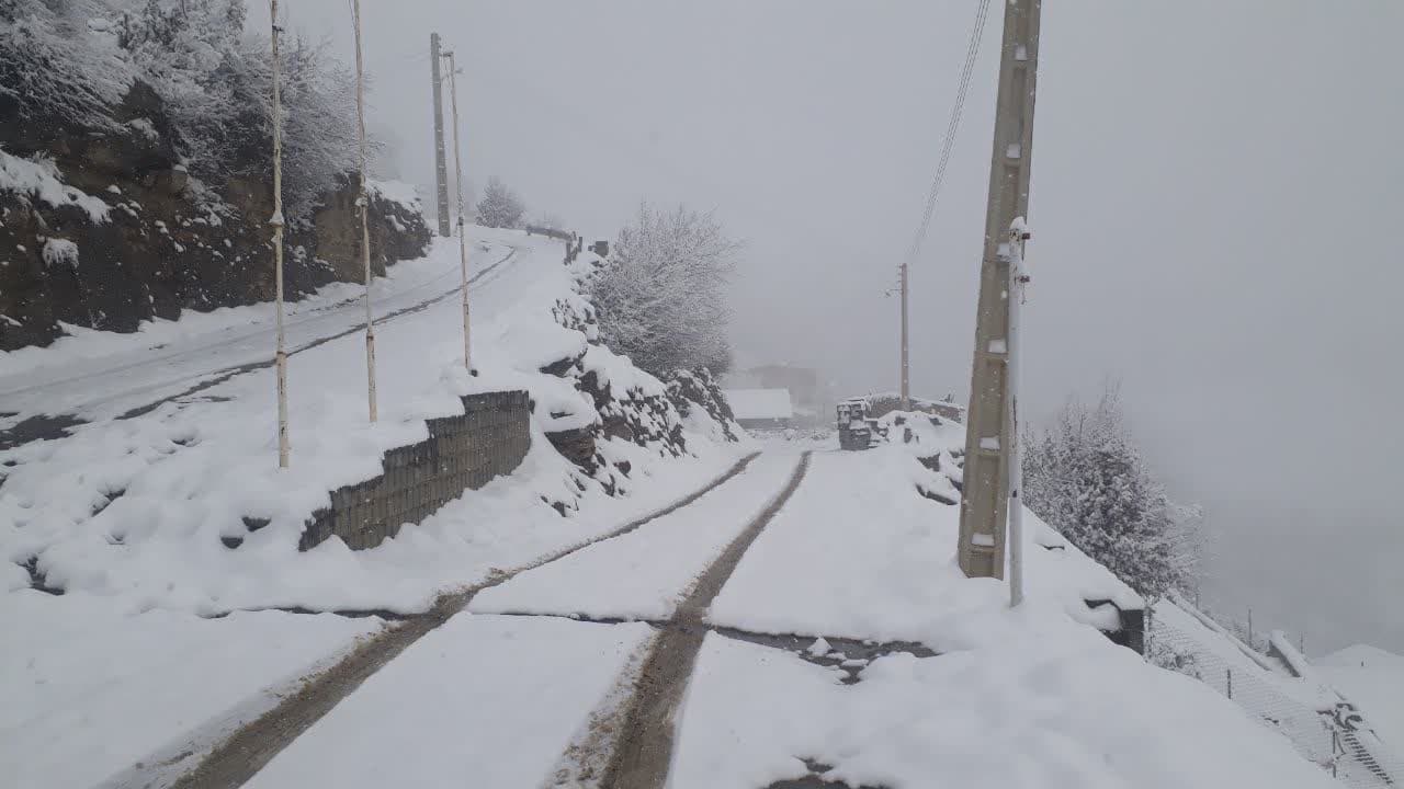 برف راه ارتباطی ۶۰ روستای سوادکوه را مسدود کرد