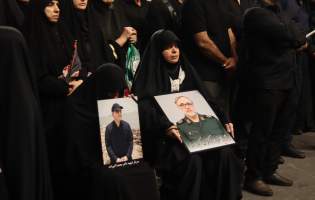 وداع حماسی مردم ساری با سردار شهید «محمد اکبرزاده»  <img src="/images/picture_icon.png" width="11" height="10" border="0" align="top">
